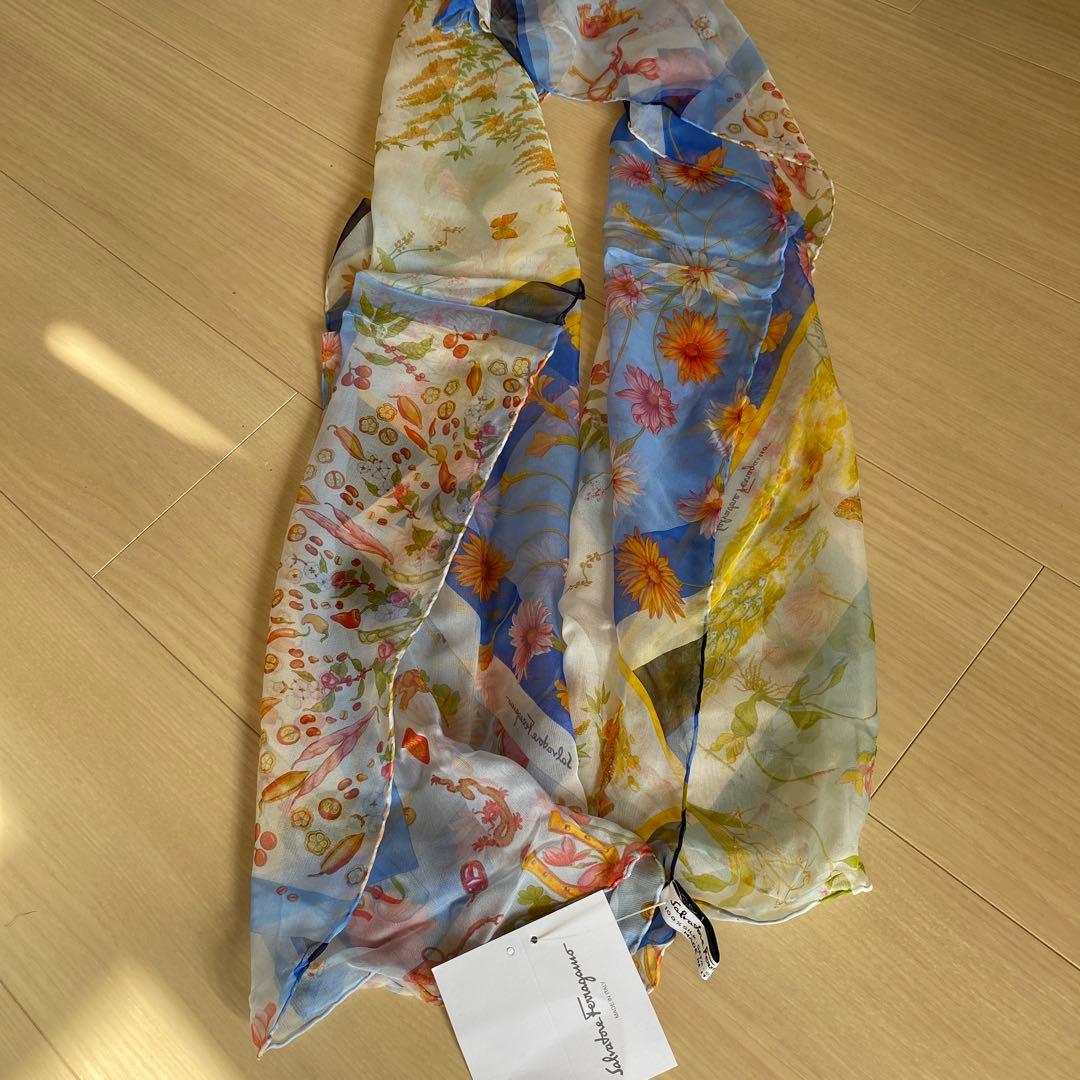 Salvatore Ferragamo シルク花柄スカーフ