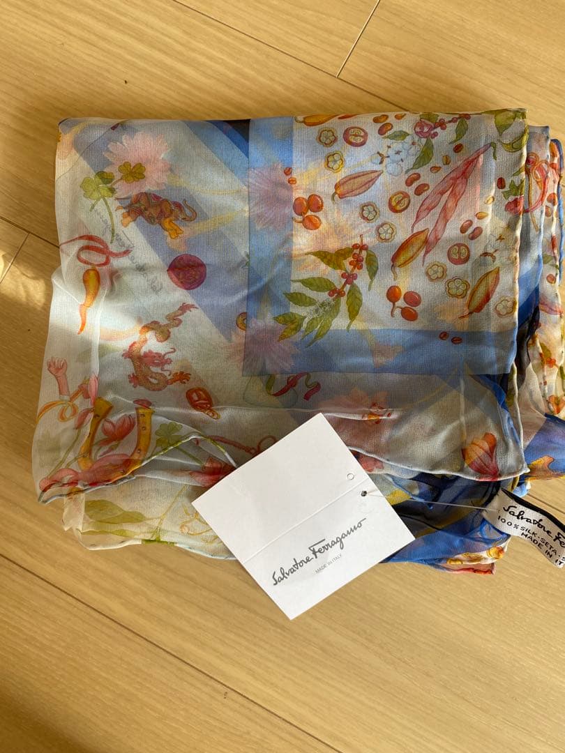 Salvatore Ferragamo シルク花柄スカーフ