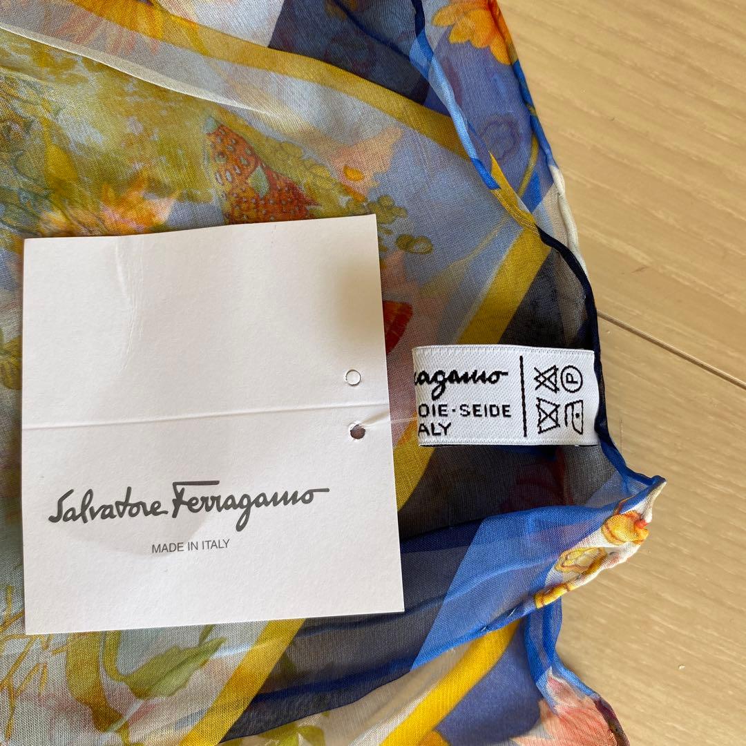 Salvatore Ferragamo シルク花柄スカーフ