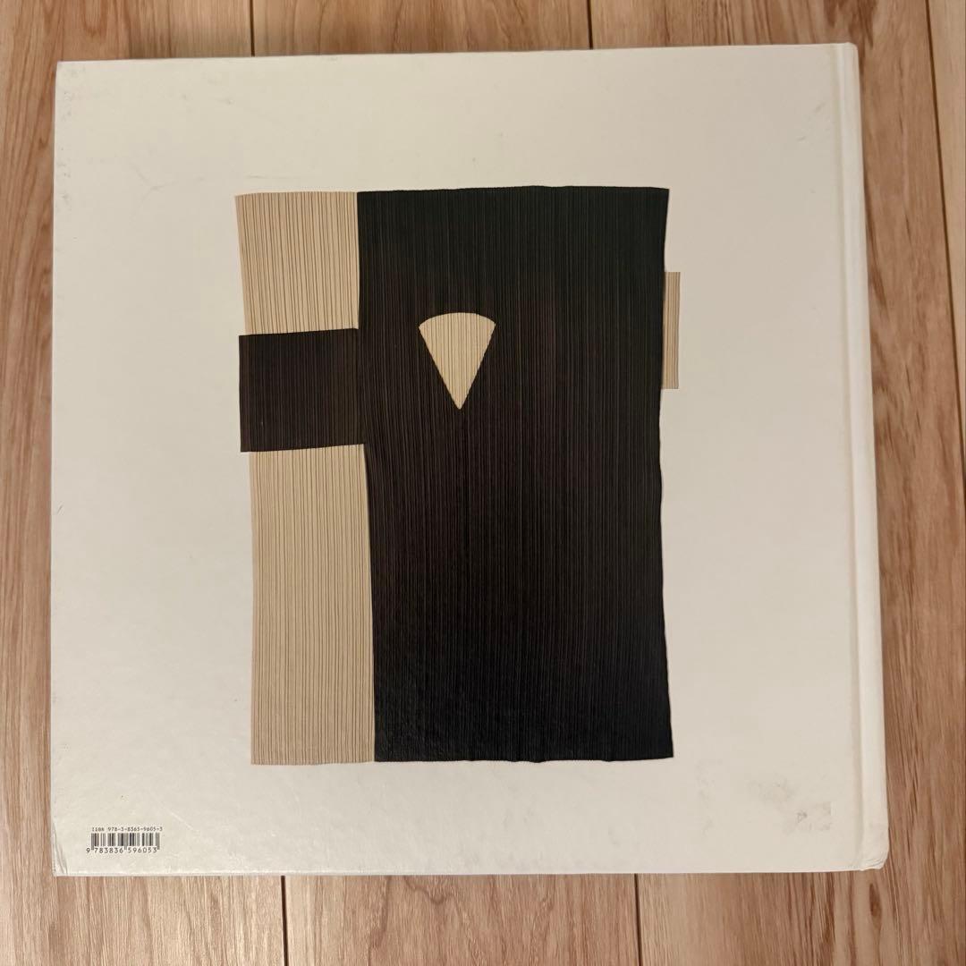 三宅一生 ISSEY MIYAKE TASCHEN