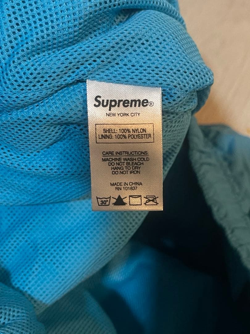 Supreme 青 ナイロンパンツ ロゴ入り