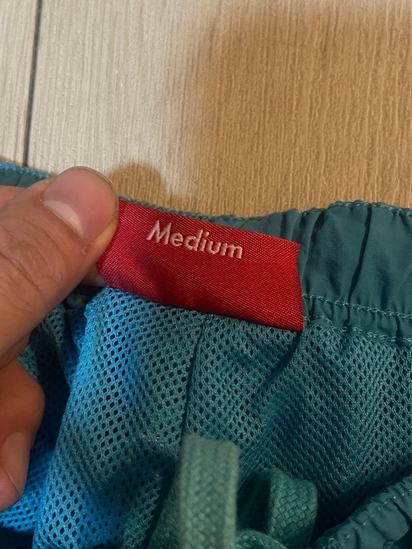 Supreme 青 ナイロンパンツ ロゴ入り