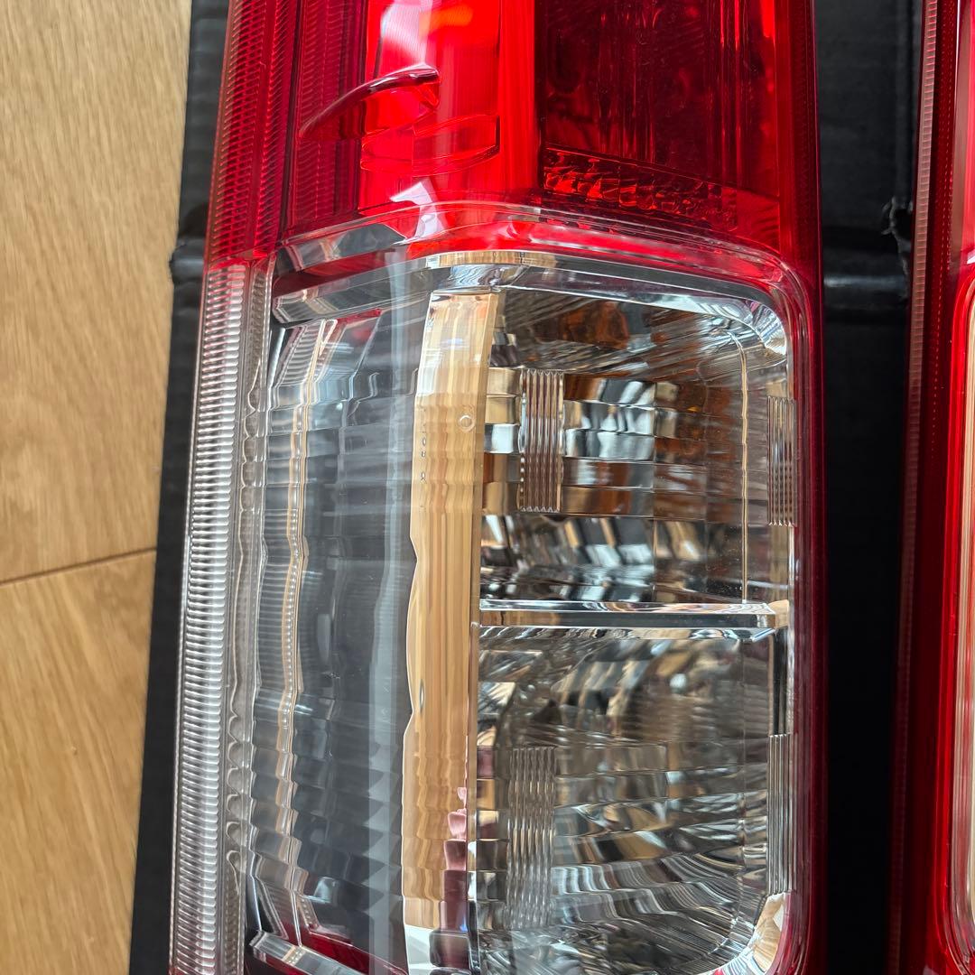 ハイエース7型純正テールランプ左右