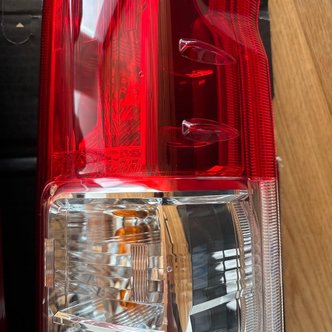 ハイエース7型純正テールランプ左右