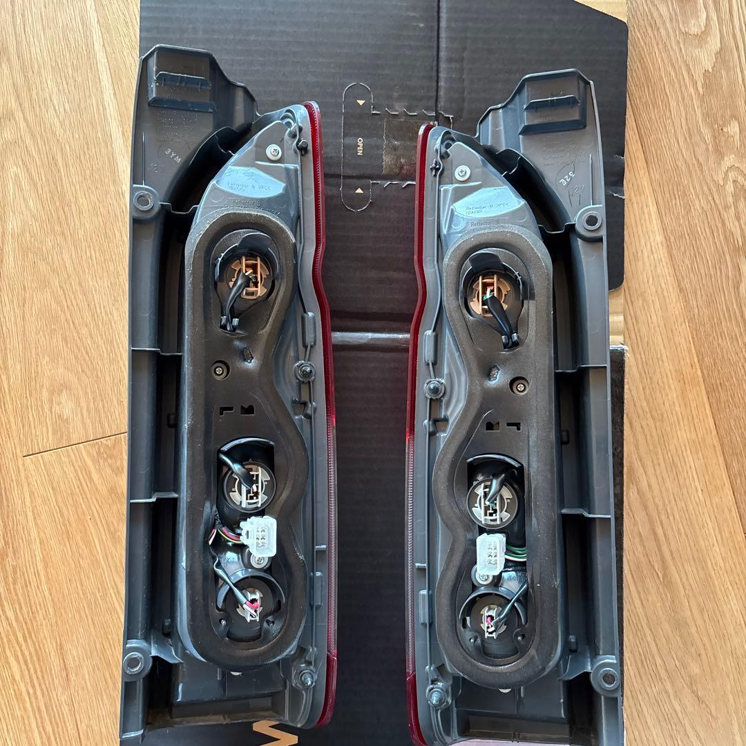 ハイエース7型純正テールランプ左右