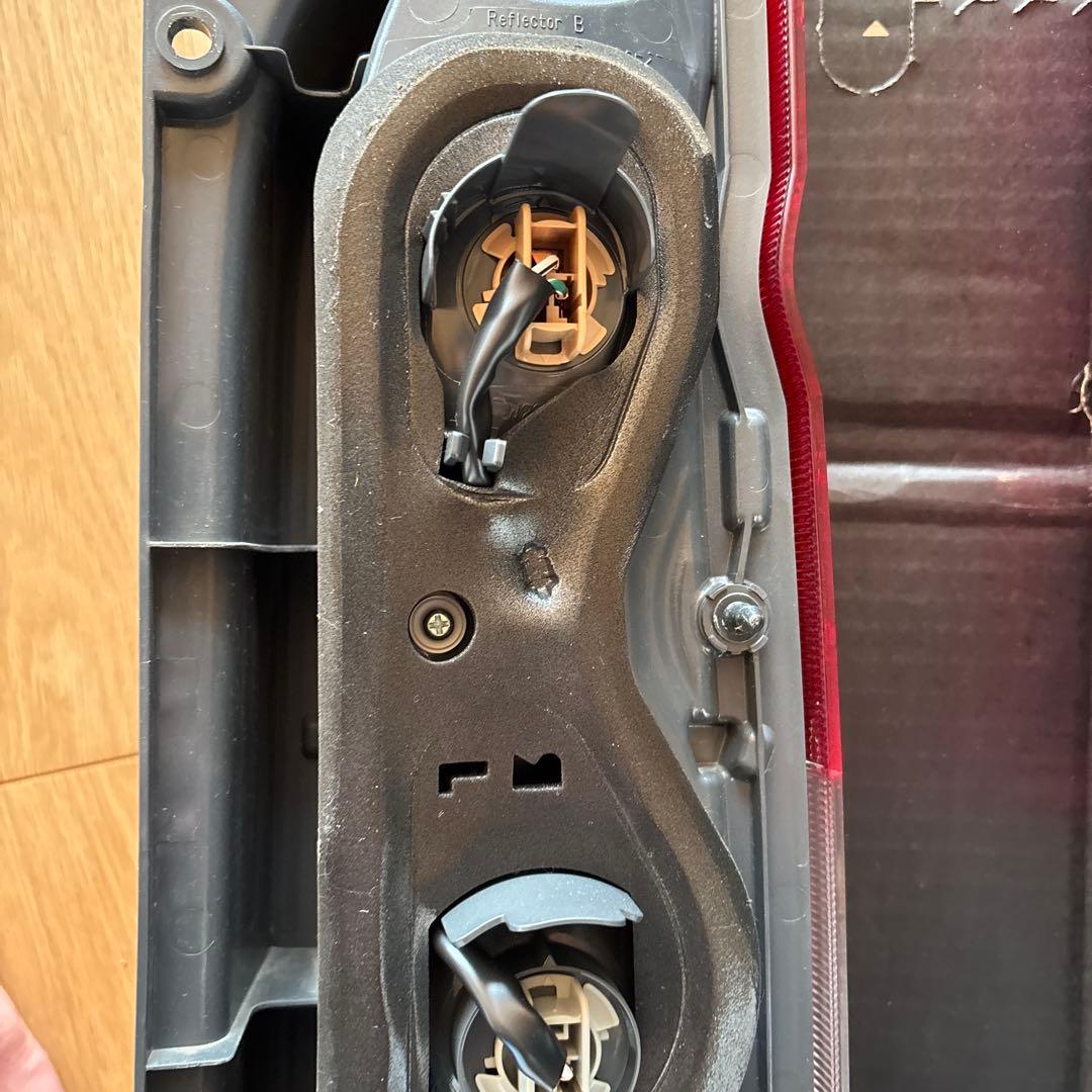ハイエース7型純正テールランプ左右