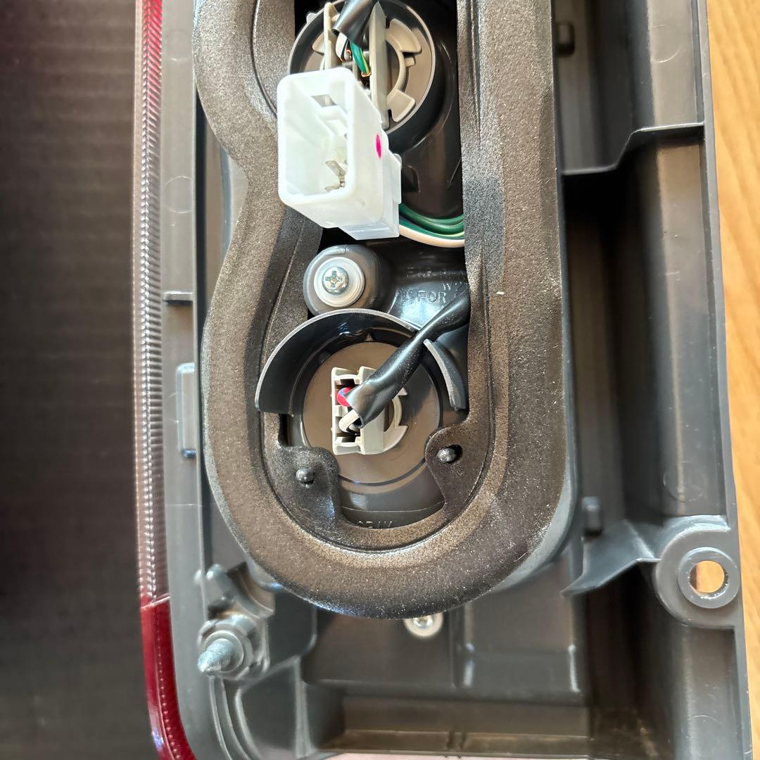 ハイエース7型純正テールランプ左右