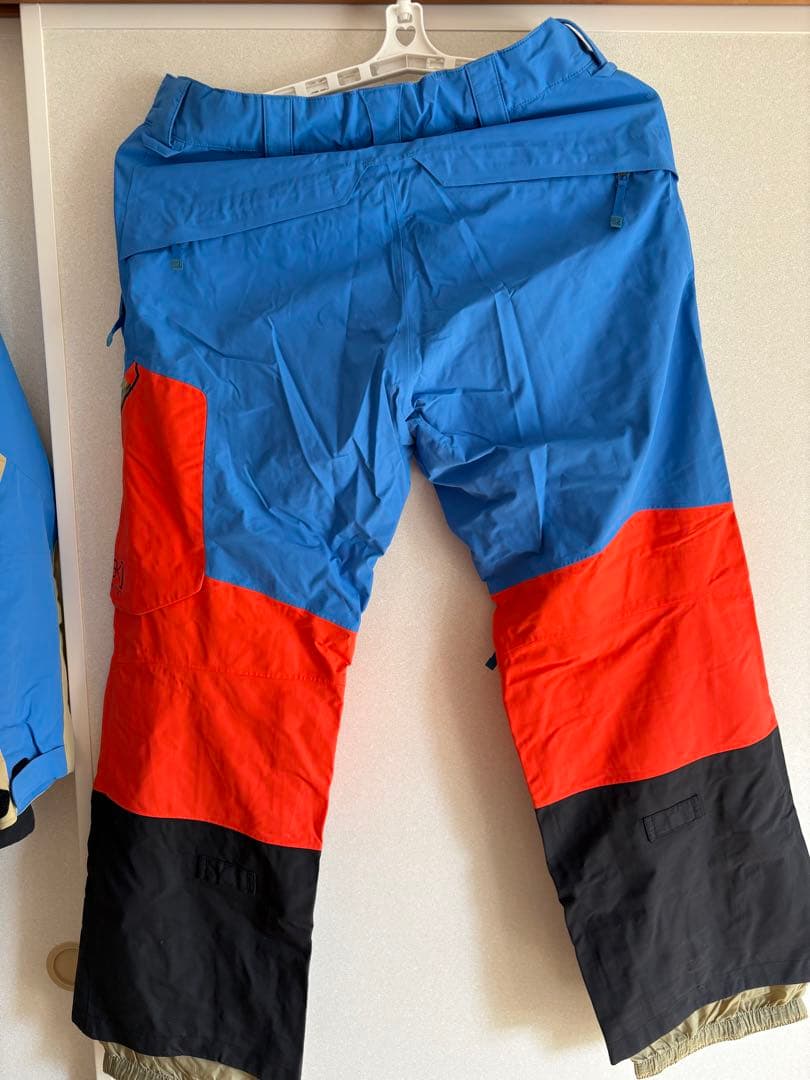 BURTON ［ａK］　スノーボードウェア上下セット（ジャケット・パンツ）