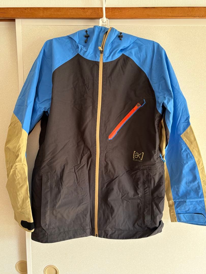 BURTON ［ａK］　スノーボードウェア上下セット（ジャケット・パンツ）