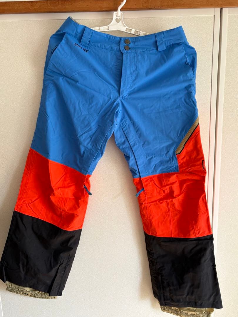 BURTON ［ａK］　スノーボードウェア上下セット（ジャケット・パンツ）