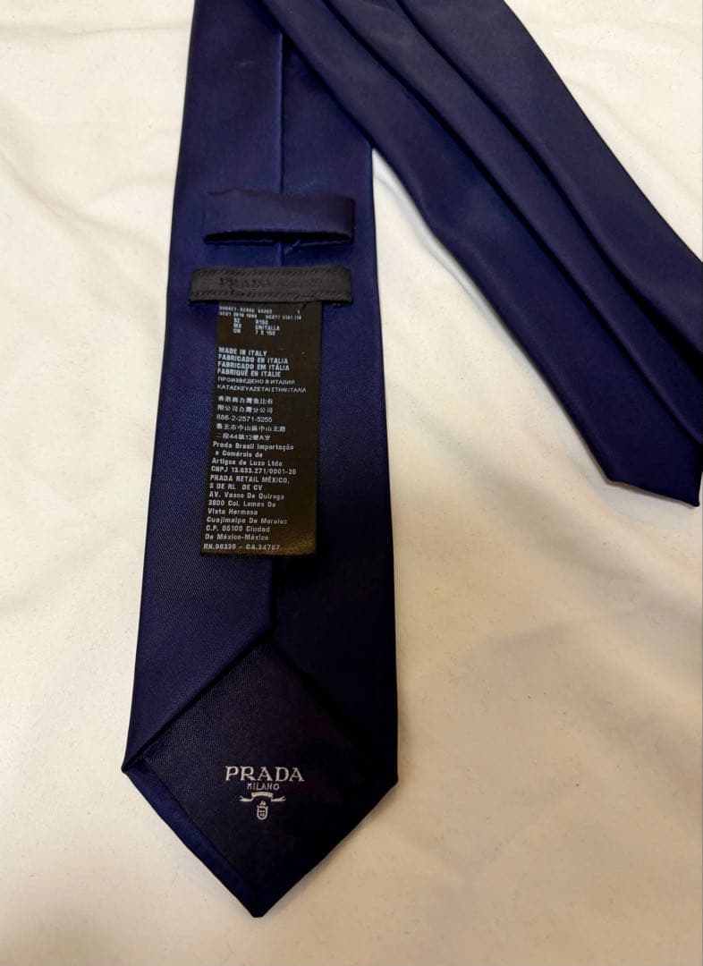 PRADA ネイビー シルク ネクタイ　3度程度使用