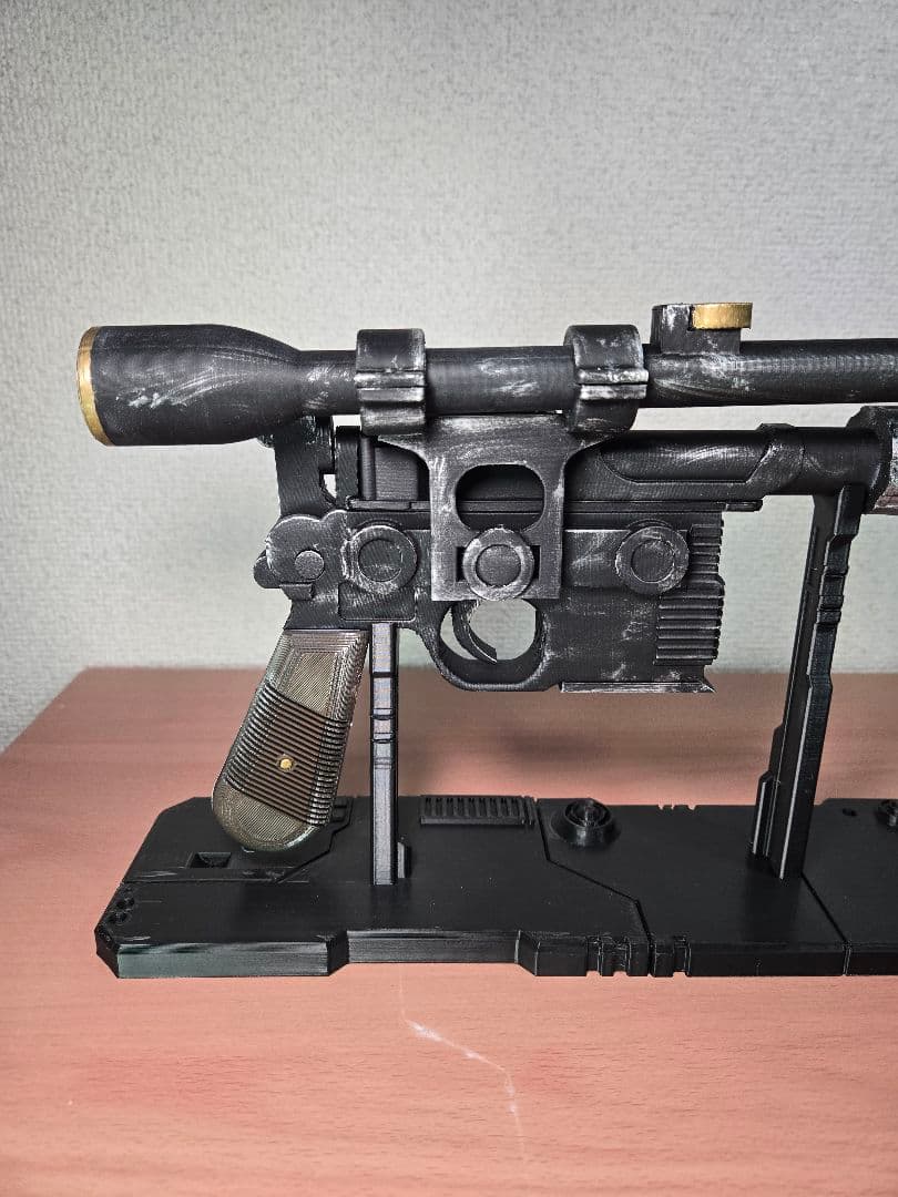 STAR WARS　ハン・ソロ　ブラスター　DL-44　レプリカ　台座付き