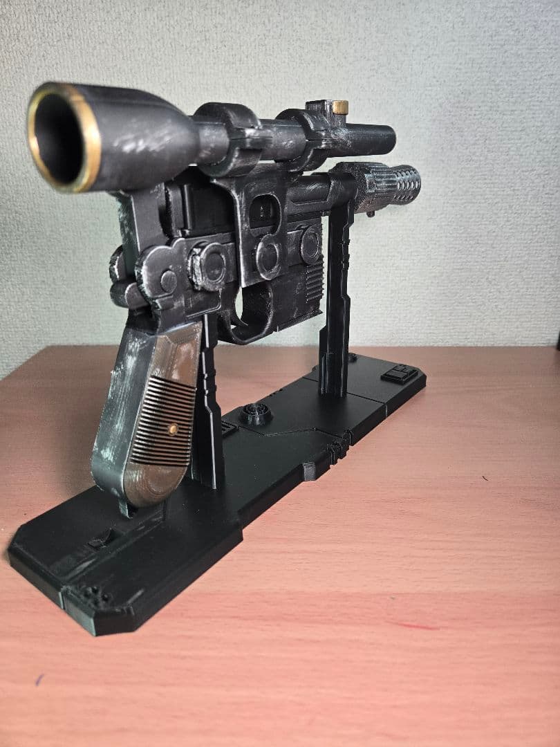 STAR WARS　ハン・ソロ　ブラスター　DL-44　レプリカ　台座付き