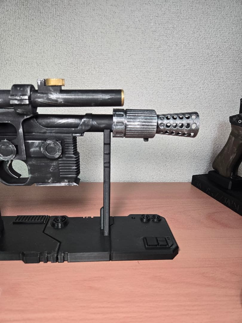 STAR WARS　ハン・ソロ　ブラスター　DL-44　レプリカ　台座付き