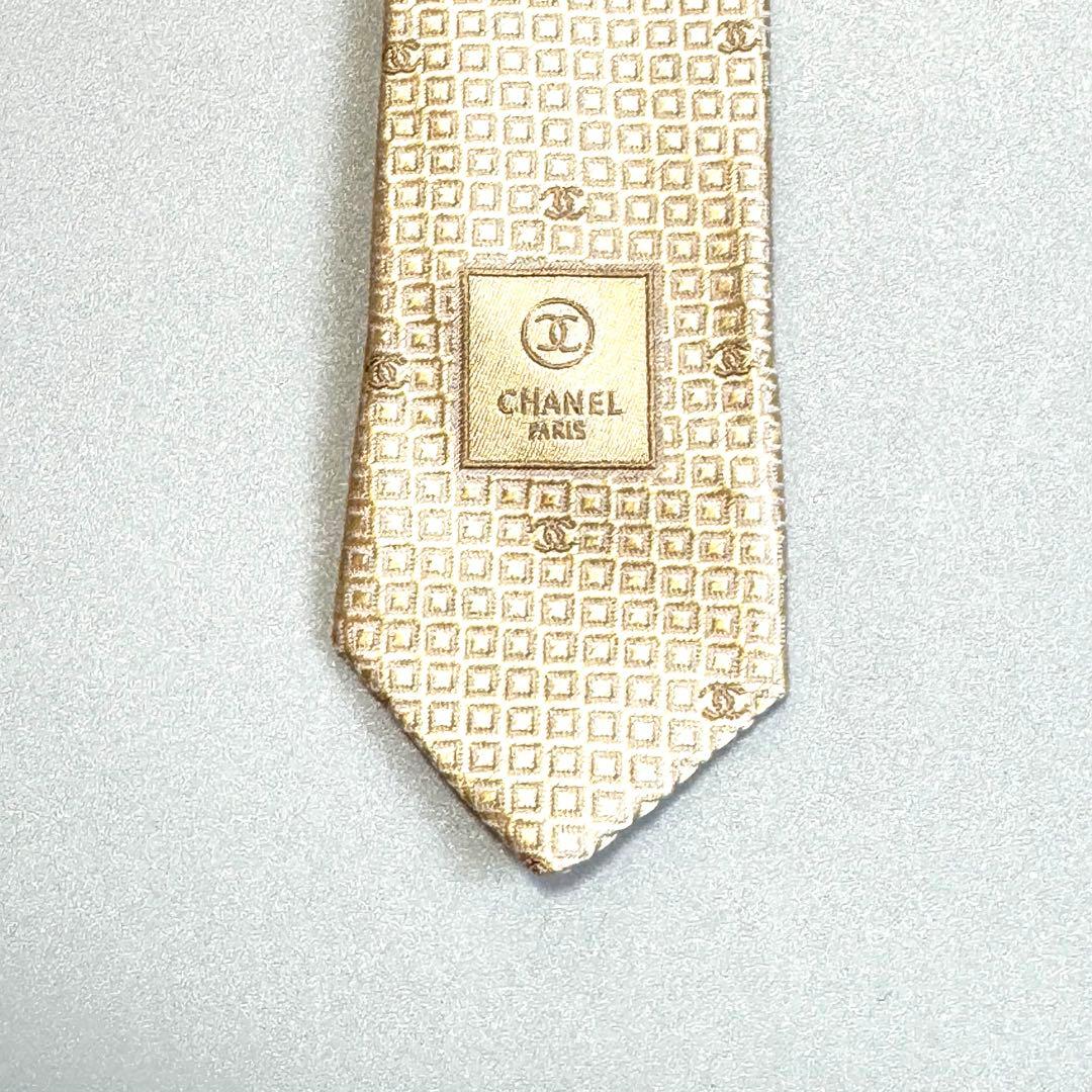 CHANEL ネクタイ シルク100% ココマーク総柄 ゴールド系　チェーン付