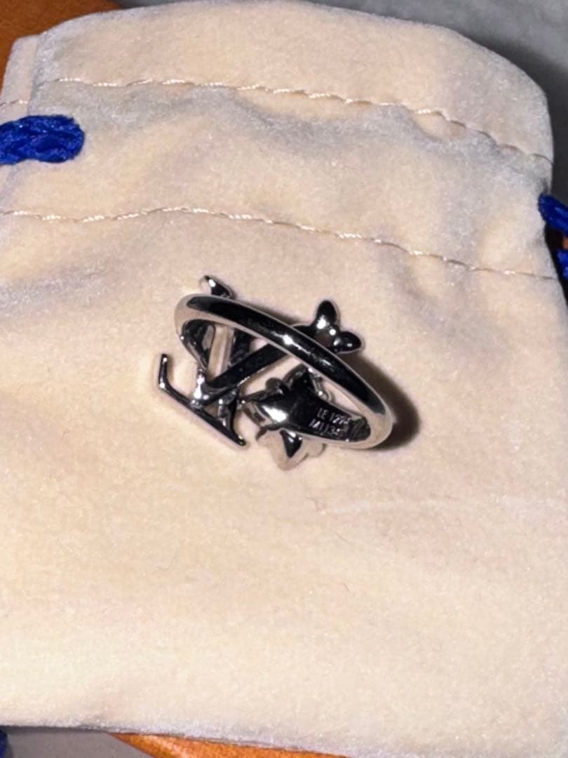 Louis Vuitton ロゴリング シルバー レディース