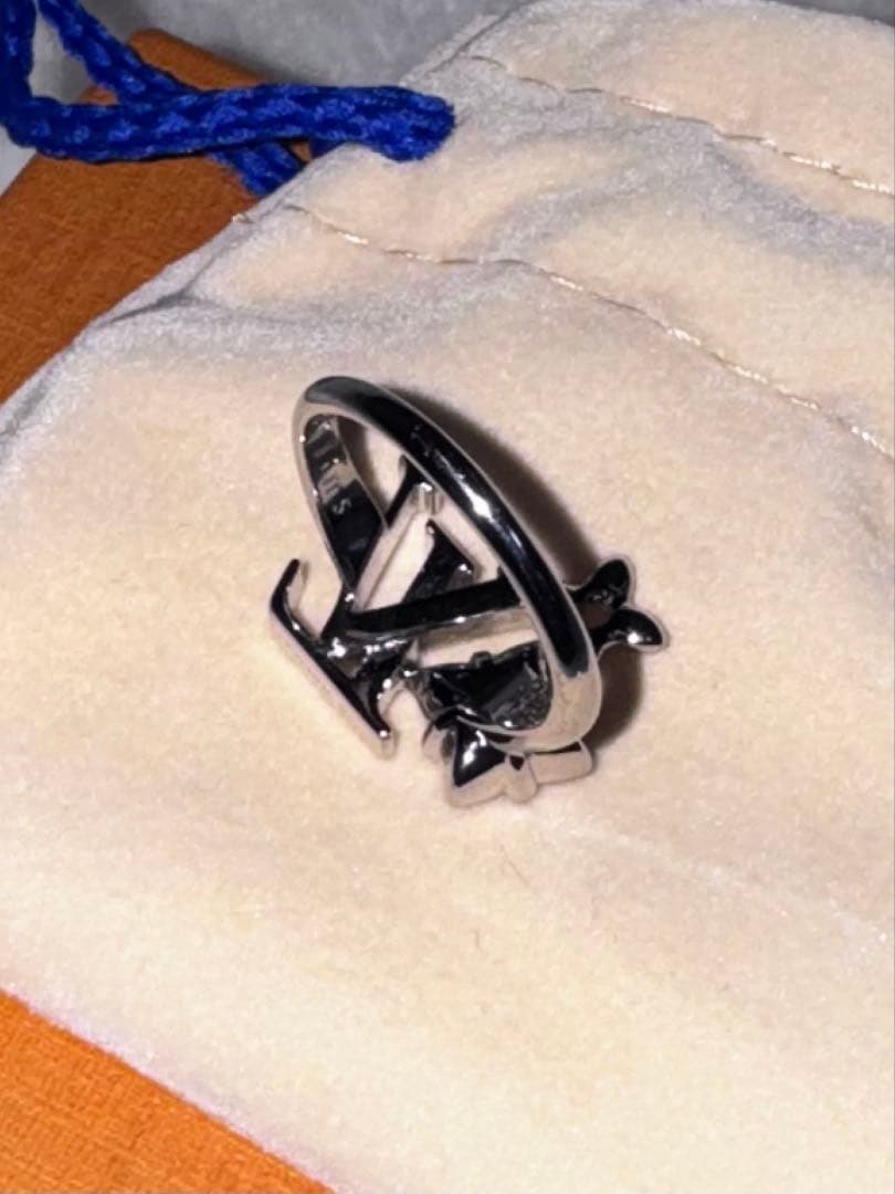 Louis Vuitton ロゴリング シルバー レディース