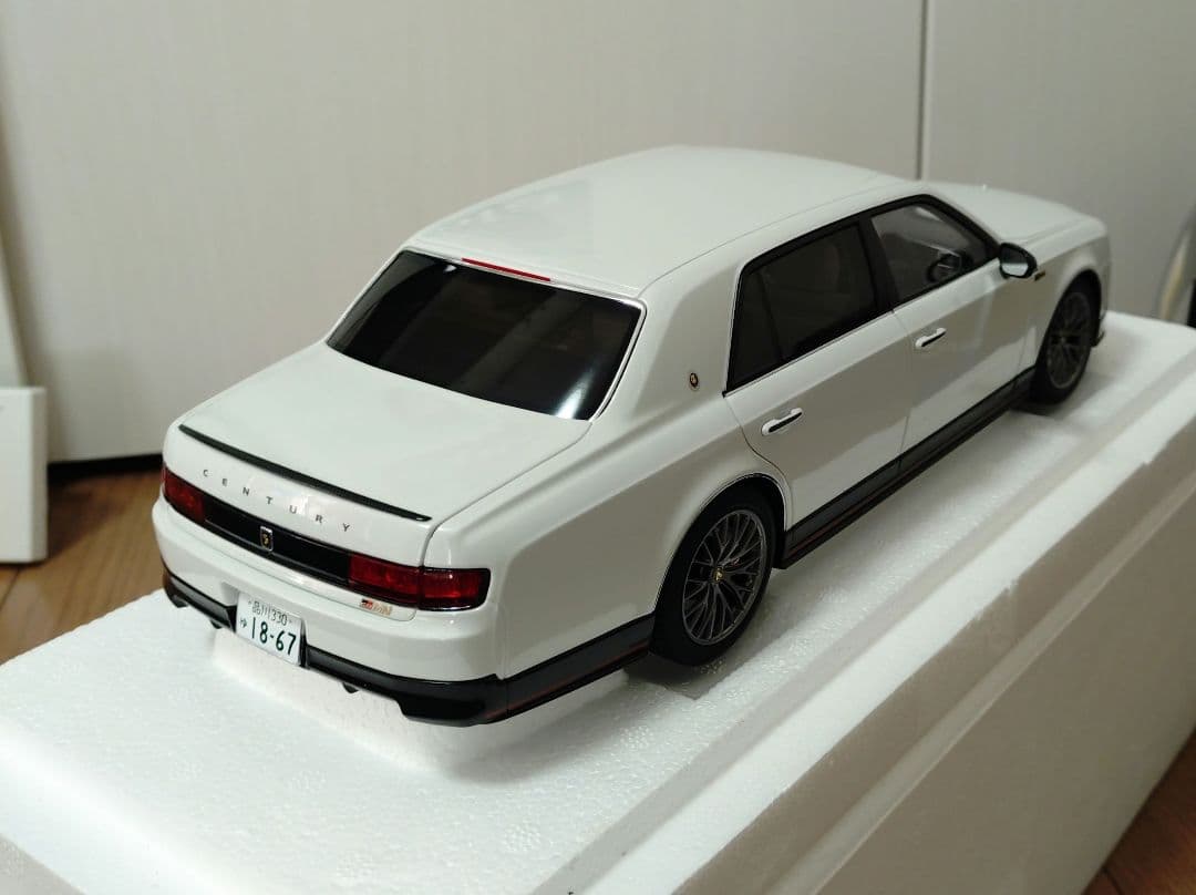 1/18 トヨタ センチュリー GRMN 白 オートアート