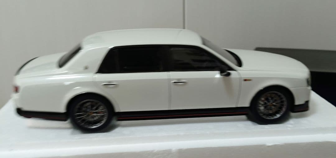 1/18 トヨタ センチュリー GRMN 白 オートアート