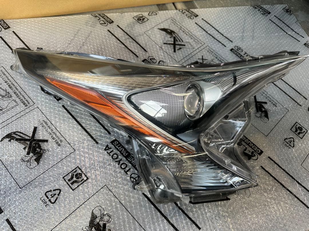 トヨタ　50 プリウス　前期　ヘッドライト　右
