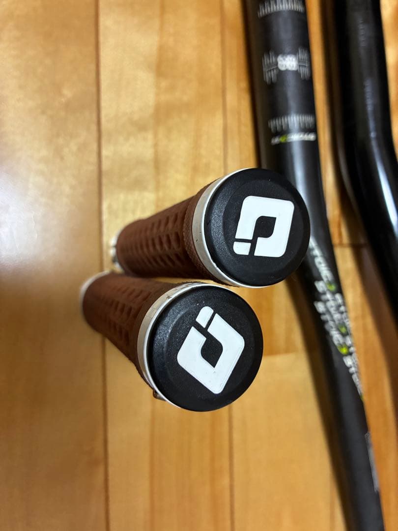 Bontrager&OnOFFカーボンライザーバーセットODI VANSグリップ