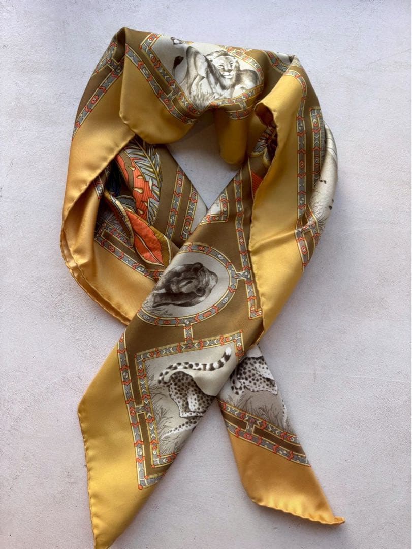 【極美品】Salvatore Ferragamo シルクスカーフ 動物デザイン
