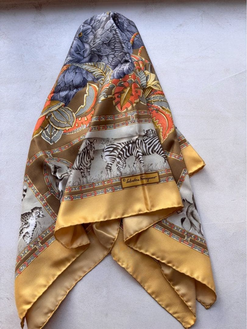 【極美品】Salvatore Ferragamo シルクスカーフ 動物デザイン