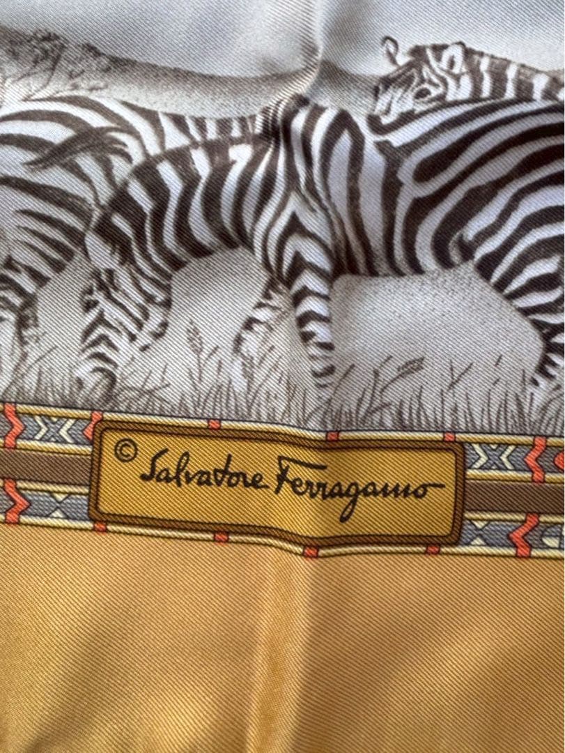 【極美品】Salvatore Ferragamo シルクスカーフ 動物デザイン