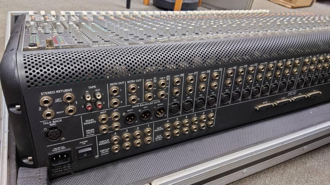 MACKIE 32chアナログミキサー ONYX32.4　ハードケース付