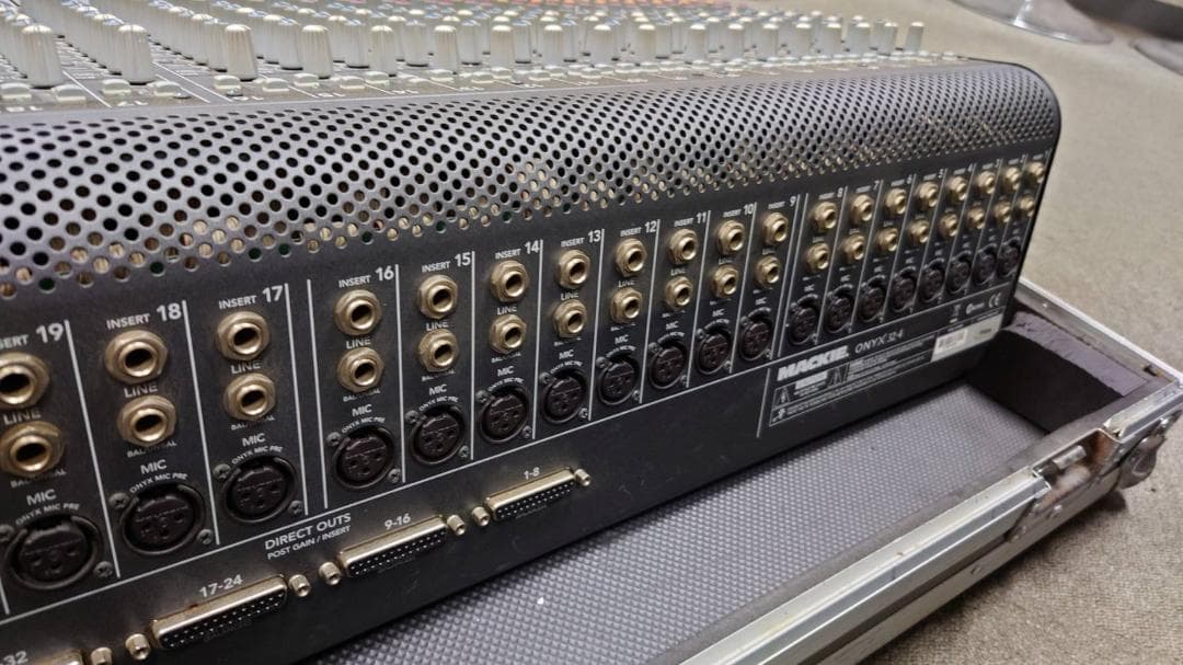 MACKIE 32chアナログミキサー ONYX32.4　ハードケース付