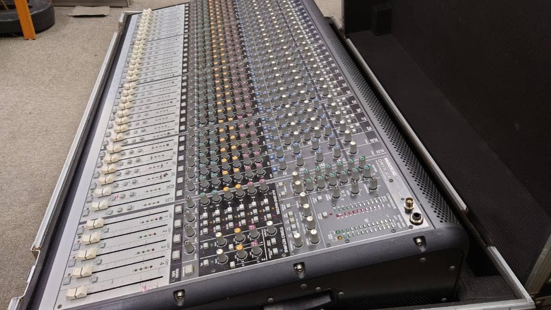 MACKIE 32chアナログミキサー ONYX32.4　ハードケース付