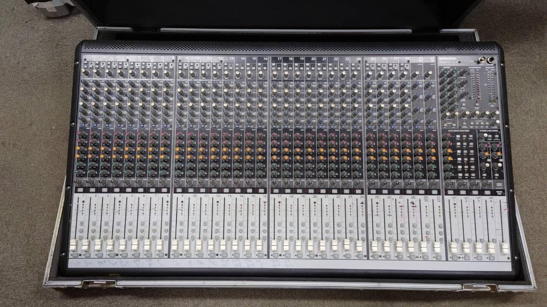 MACKIE 32chアナログミキサー ONYX32.4　ハードケース付