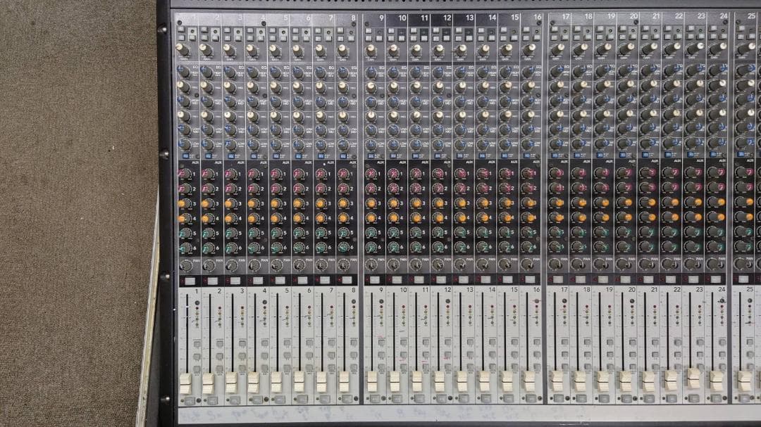 MACKIE 32chアナログミキサー ONYX32.4　ハードケース付