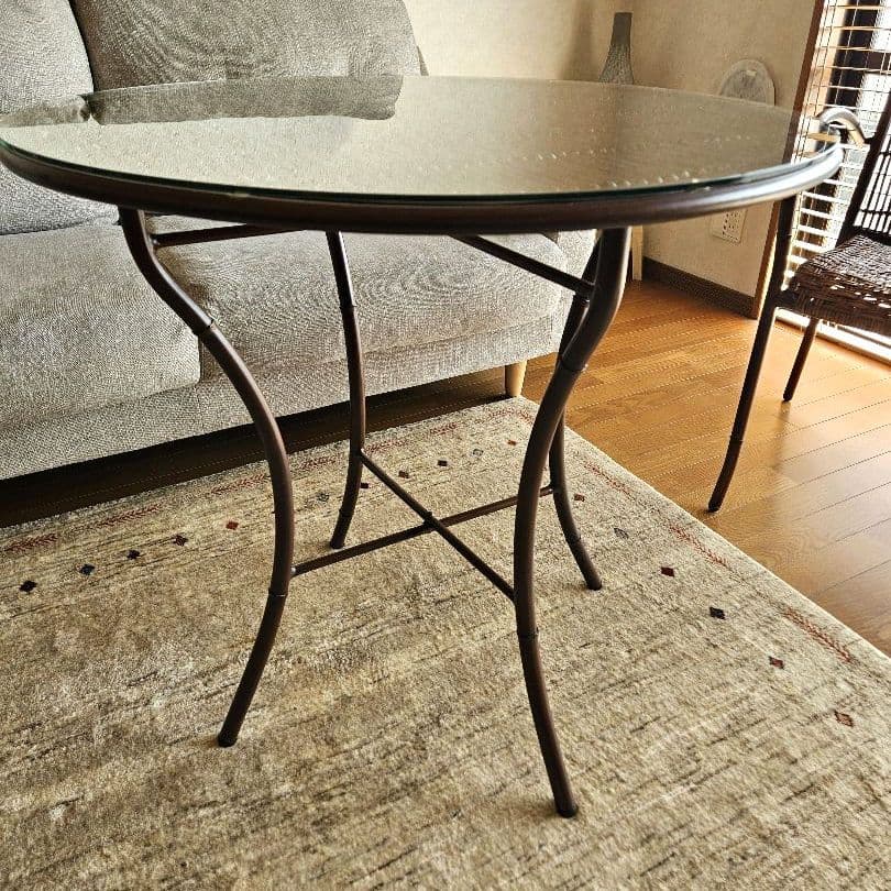 【クリスタル】ラタンの丸いテーブル　ガラス天板　脚は金属製 　直径75cm