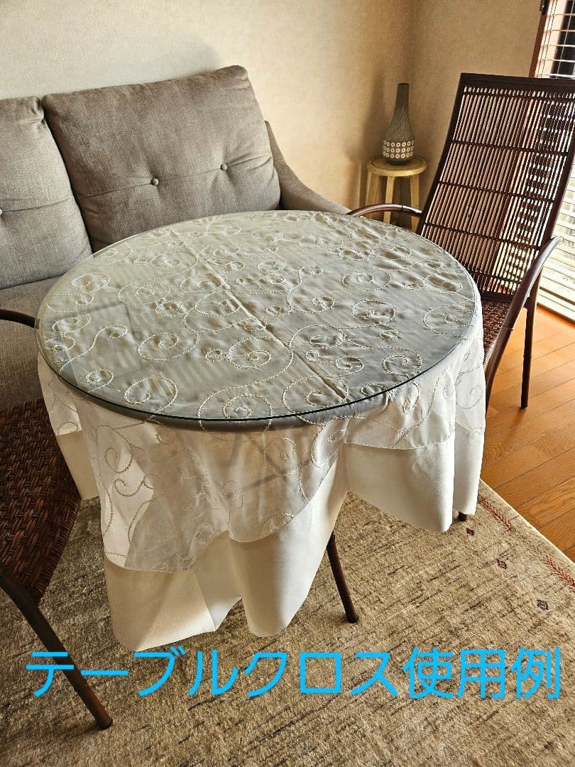 【クリスタル】ラタンの丸いテーブル　ガラス天板　脚は金属製 　直径75cm
