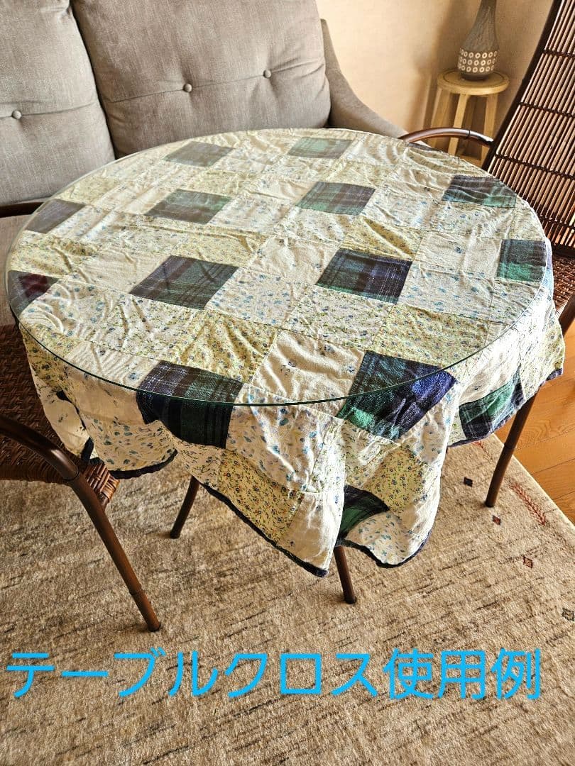 【クリスタル】ラタンの丸いテーブル　ガラス天板　脚は金属製 　直径75cm