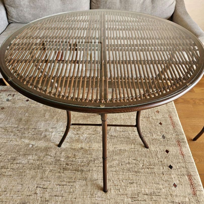 【クリスタル】ラタンの丸いテーブル　ガラス天板　脚は金属製 　直径75cm