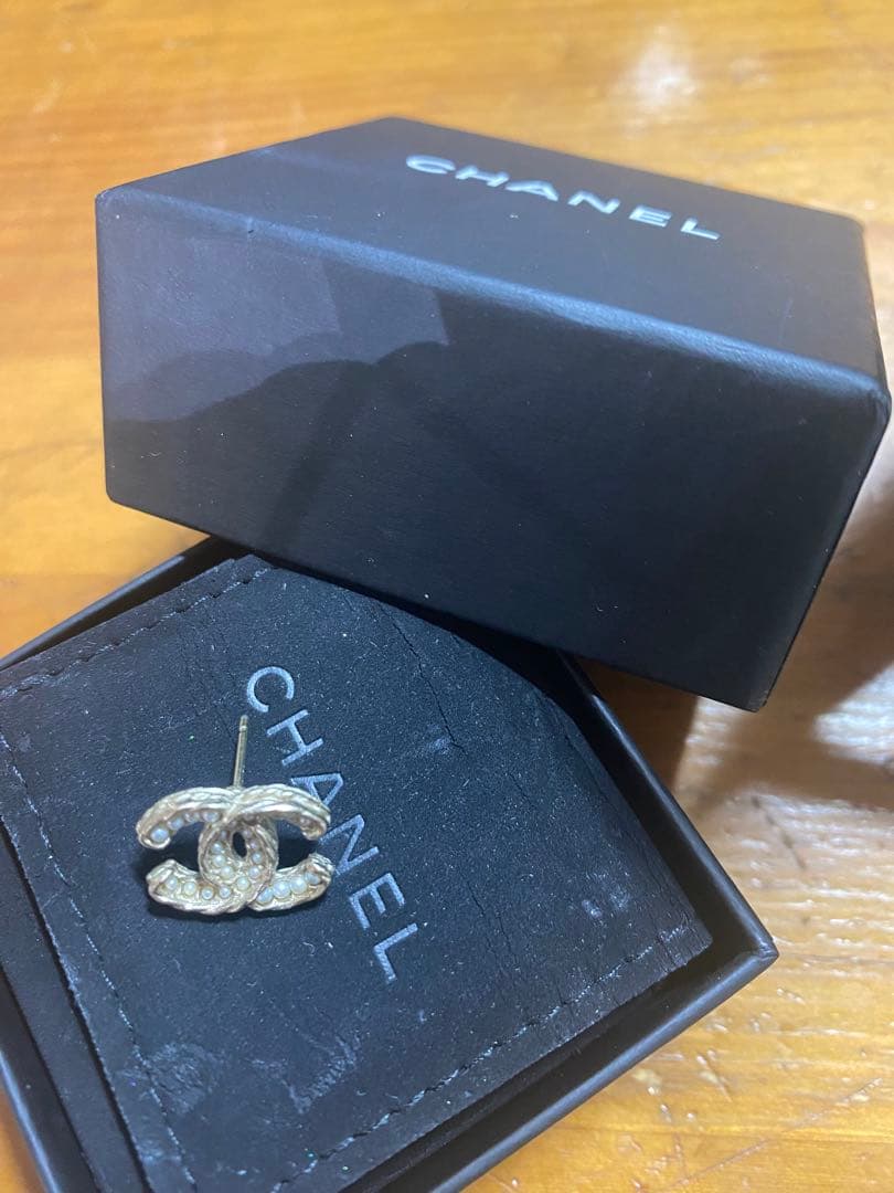 CHANEL ゴールドロゴ片耳用ピアス
