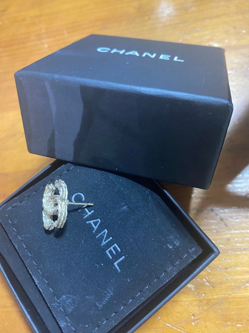 CHANEL ゴールドロゴ片耳用ピアス