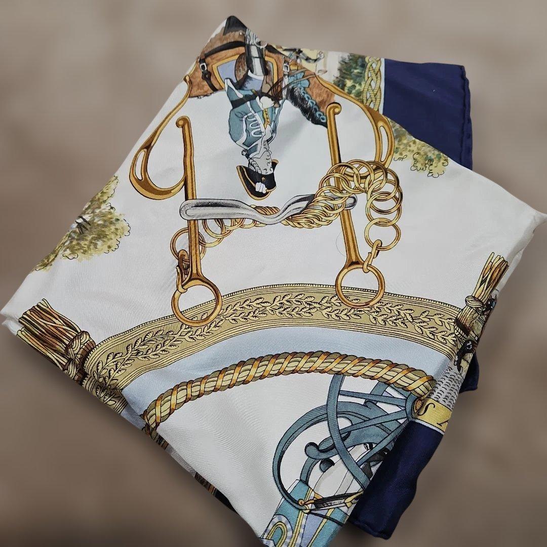 HERMÈS シルクスカーフ 馬具と騎士のデザイン