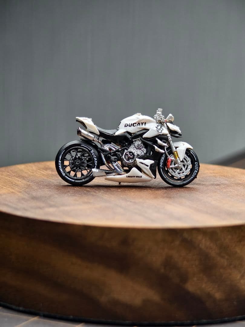 1/64 Ducati カスタムバイク精密塗装完成 Liberty Walk仕様