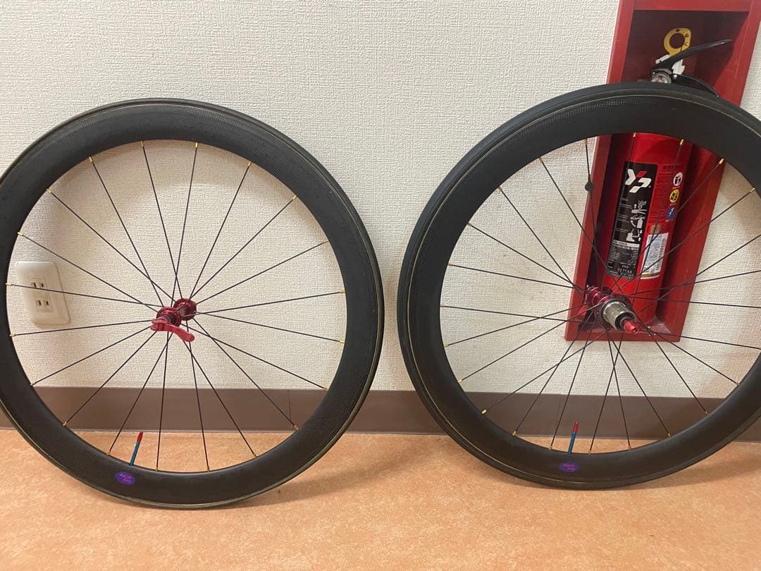 Adi guna 様クリンチャーホイール かボーン黒 赤ハブ