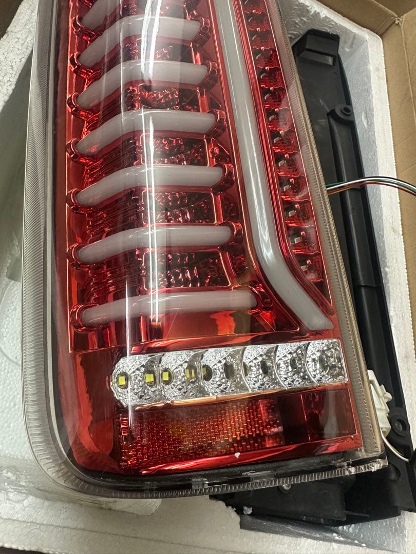 B*S様 ハイエース レジアスエース 200系 LEDテールランプ レッドクリア