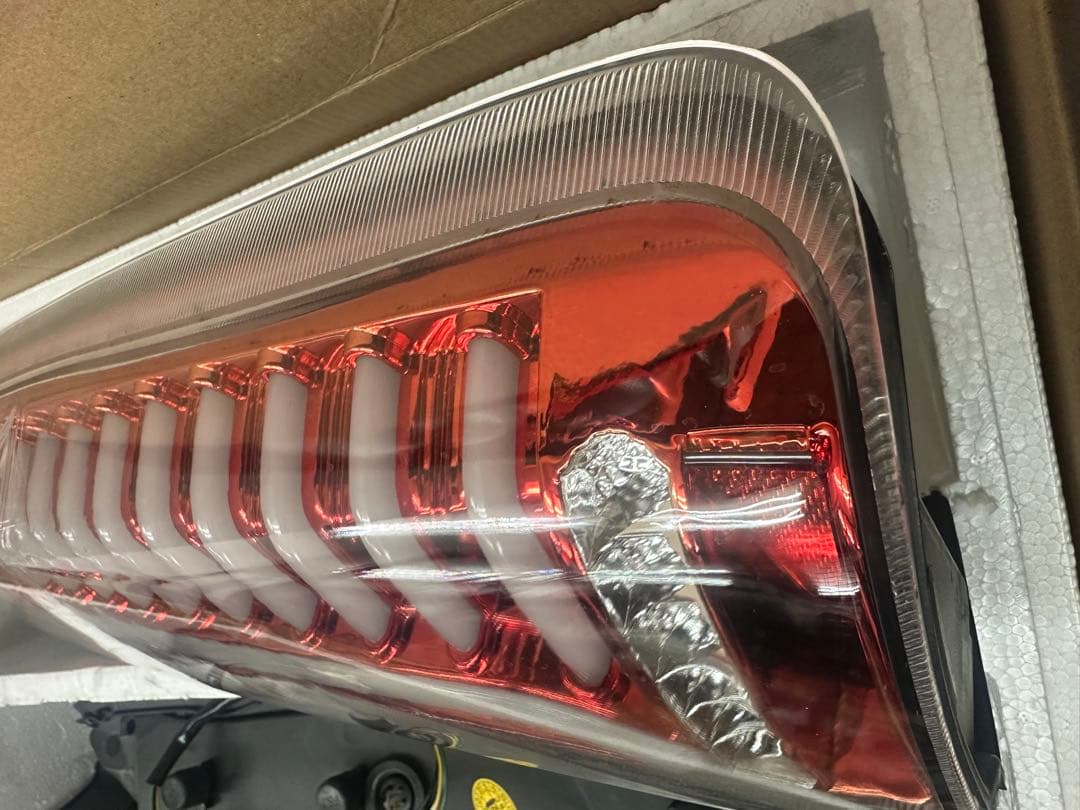 B*S様 ハイエース レジアスエース 200系 LEDテールランプ レッドクリア