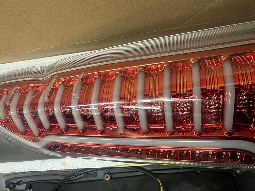 B*S様 ハイエース レジアスエース 200系 LEDテールランプ レッドクリア