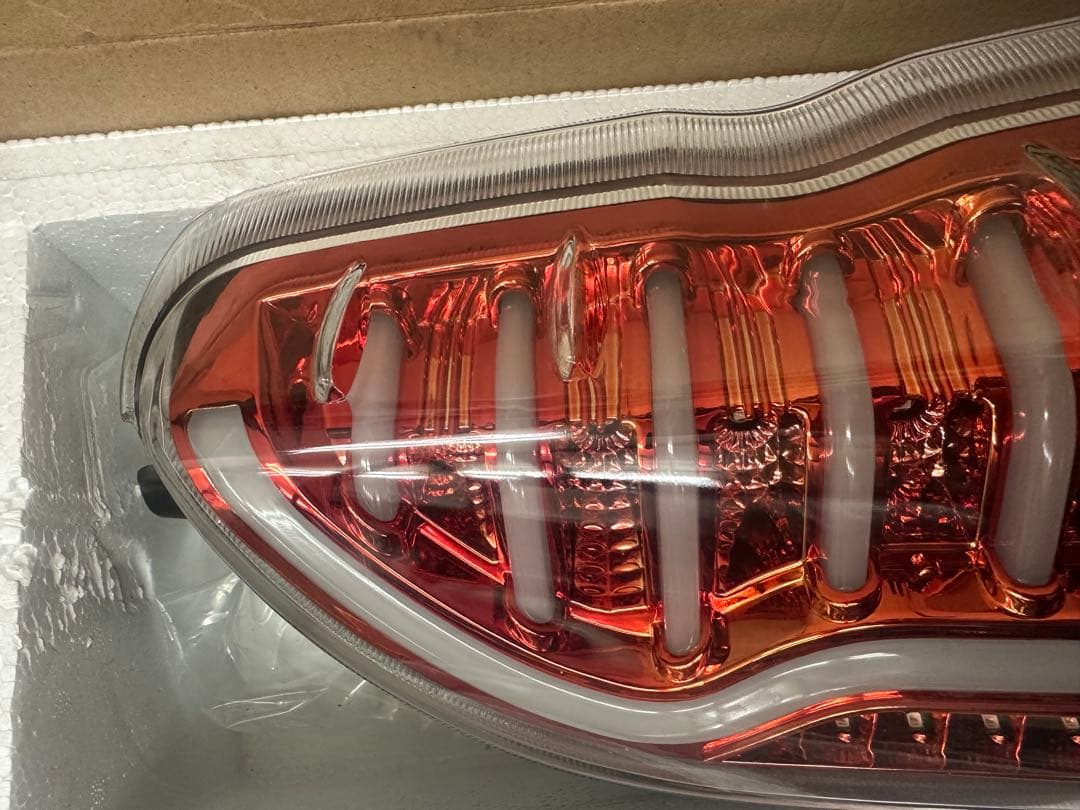 B*S様 ハイエース レジアスエース 200系 LEDテールランプ レッドクリア