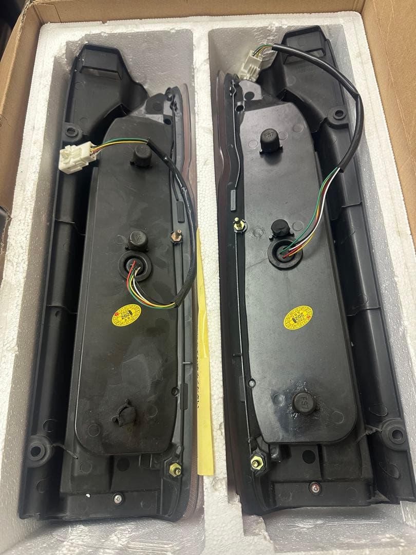 B*S様 ハイエース レジアスエース 200系 LEDテールランプ レッドクリア