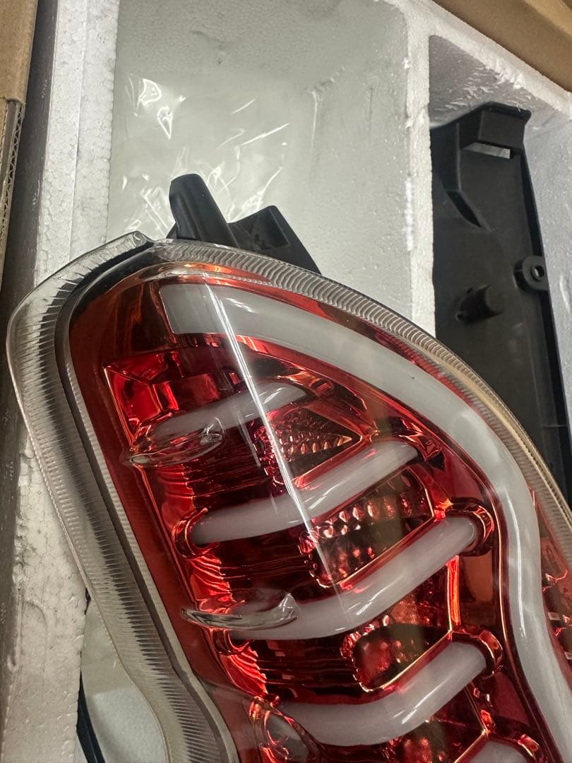 B*S様 ハイエース レジアスエース 200系 LEDテールランプ レッドクリア
