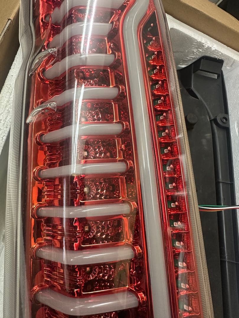 B*S様 ハイエース レジアスエース 200系 LEDテールランプ レッドクリア