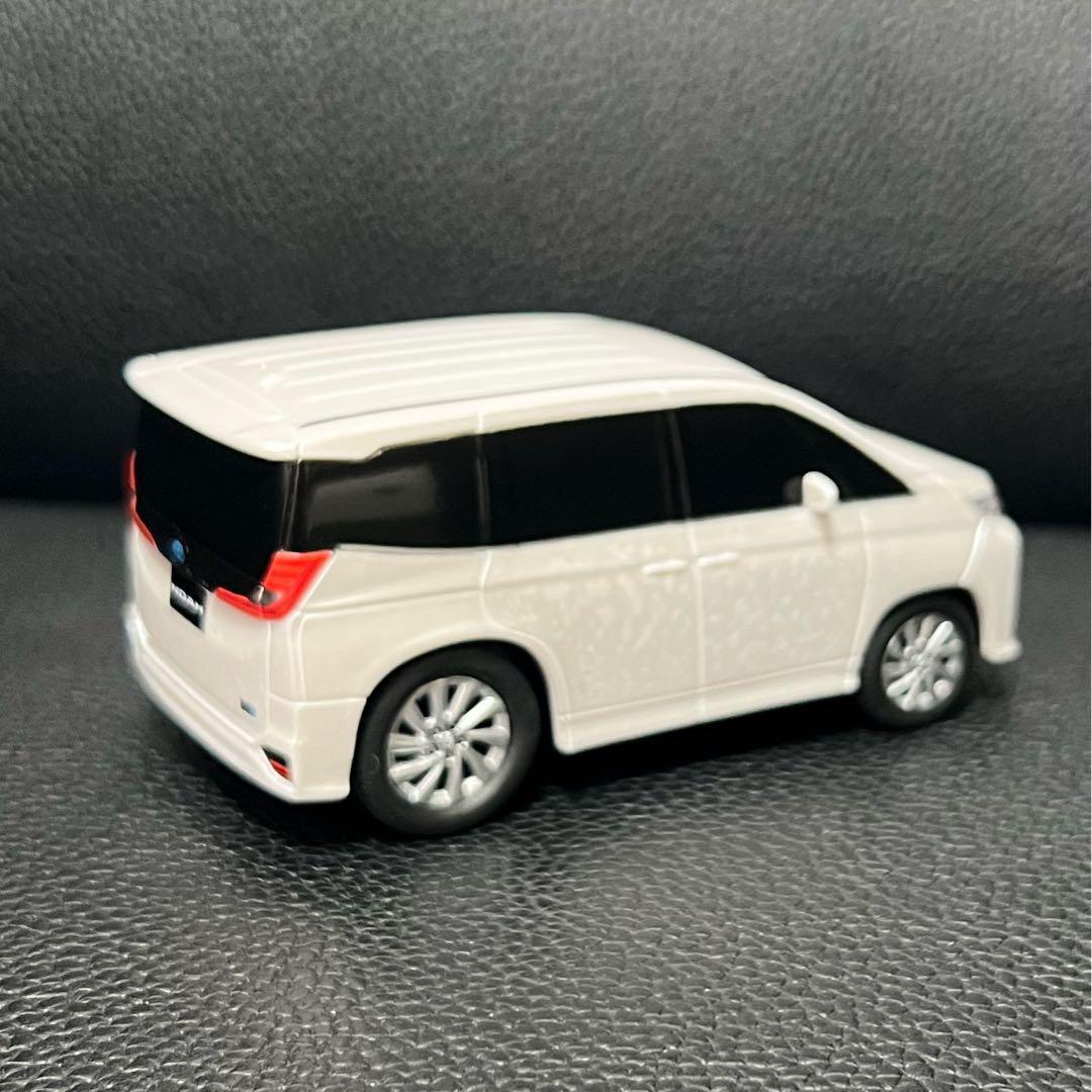 y*u様 ノア 90系 ホワイト 白 ミニカー プルバックカー 非売品 カラーサ